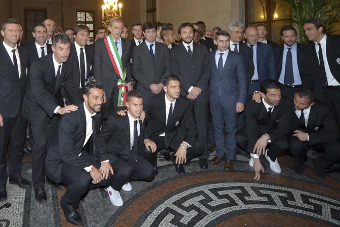 La foto di gruppo  bianconera con il sindaco di Torino.  LaPresse